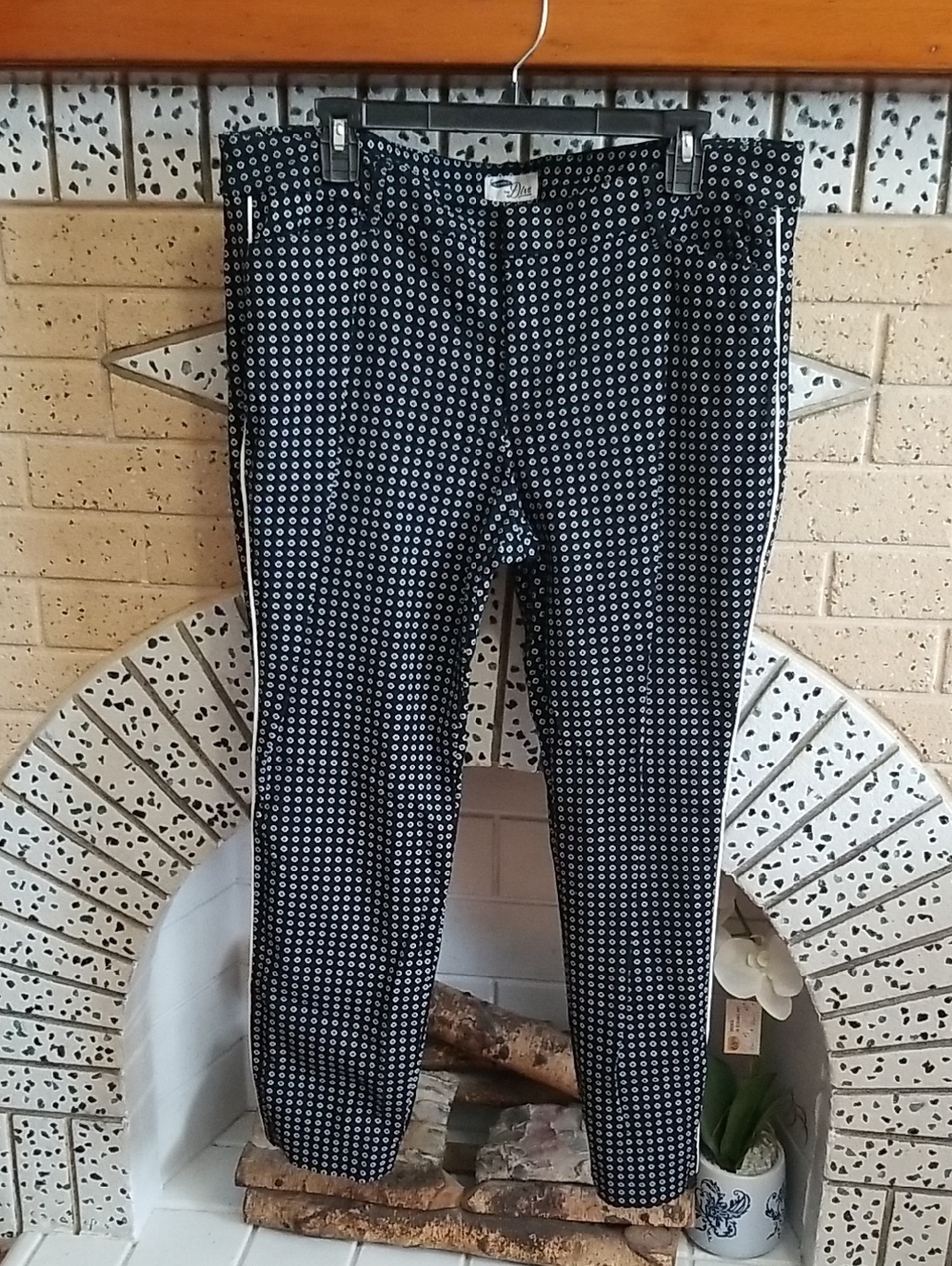 Old Navy Diva Pixie Ankle Pants Black With White And Red Florals